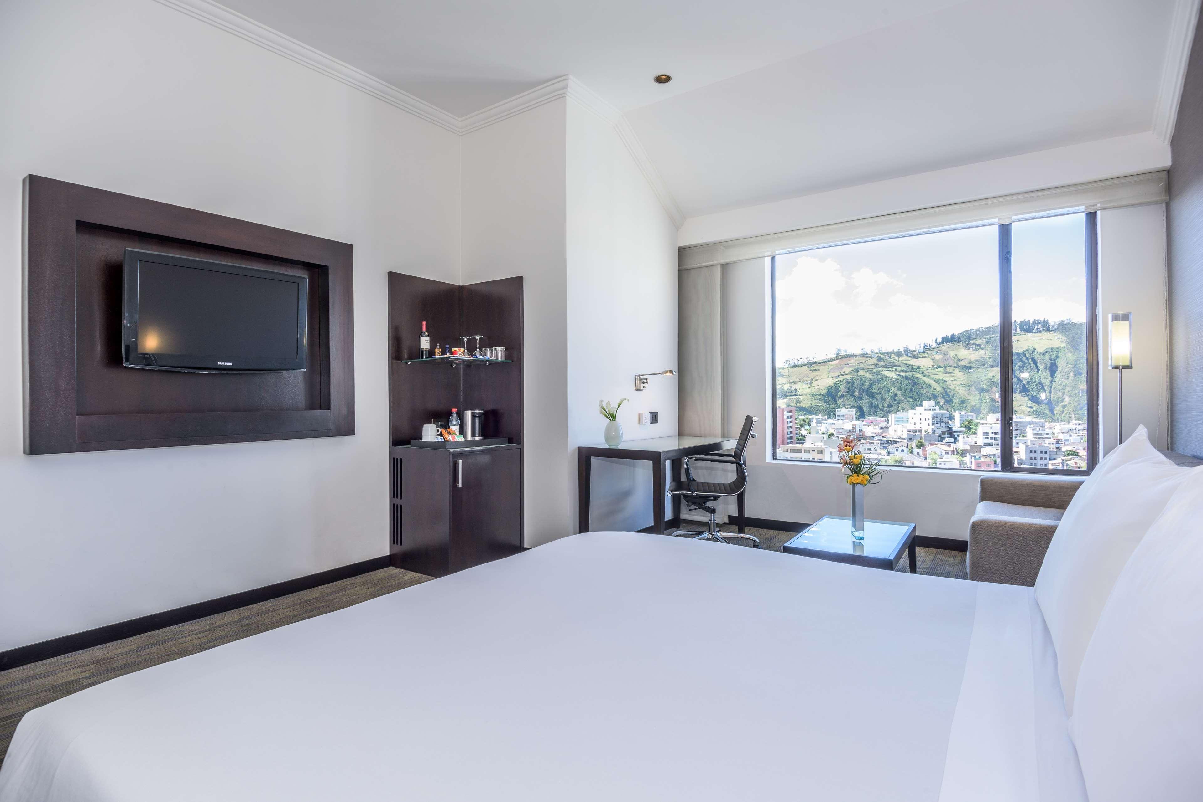 Отель Nh Collection Quito Royal Экстерьер фото